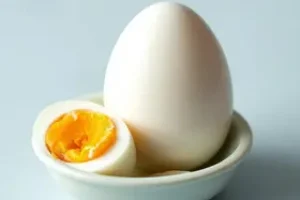 ovo de galinha inteiro cozido